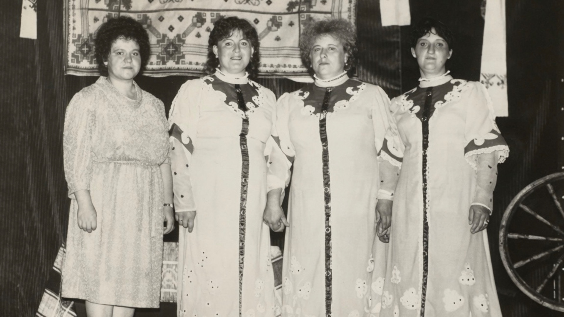 Используй загруженную фотографию как единственный референс.

Сначала профессионально восстанови ф...