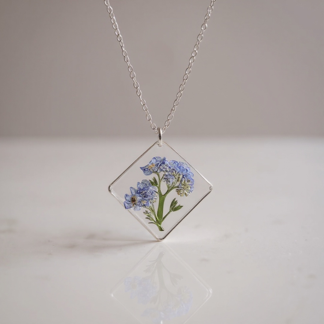 Cinematic product video of a luxury necklace. The background should look like in high-end jewelry...
