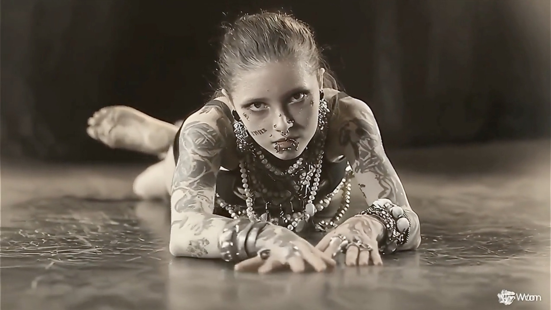La caméra recule un peu.  CHorégraphie sombre et macabre de la danseuse contemporaine qui se relè...