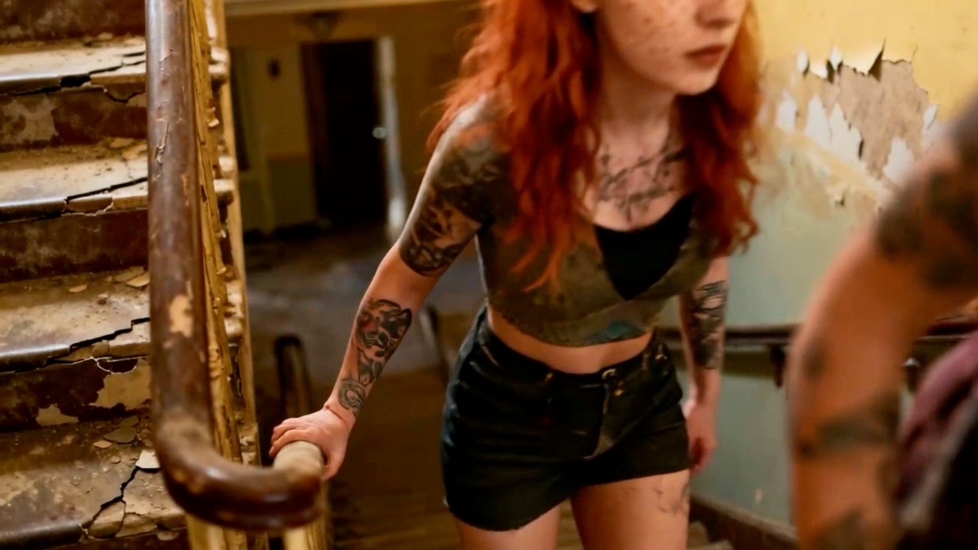 La femme rousse avec des taches de rousseur suit une brune de 19 ans en robe échancrée Etro et un...