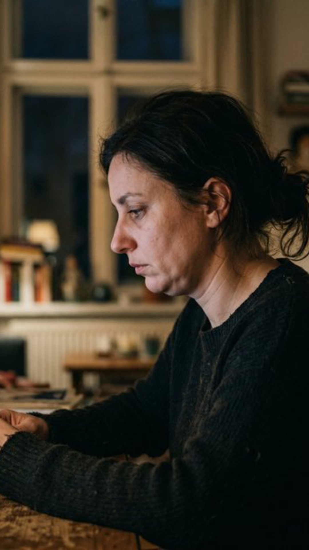 В кадре — женщина около 35 лет, акцент на второй подбородок, в глазах легкая грусть и усталость.)...