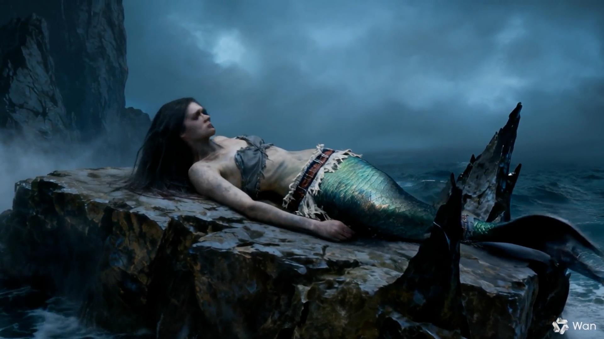 La sirène enchaînée au rocher souffre sous la tempête.