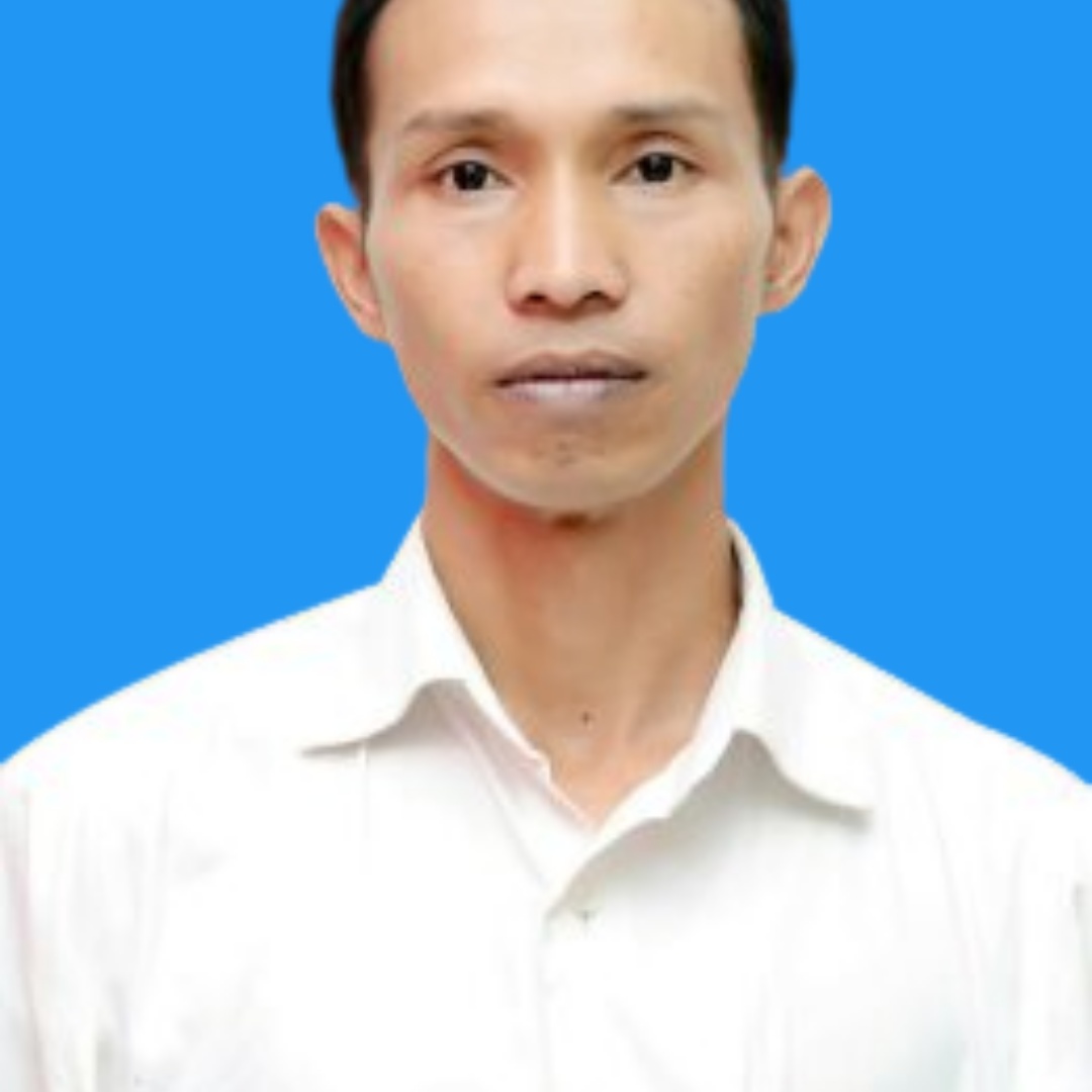 sorang pria monkey D.Luffi COntext: lingkungan futuristik dengan bernuansa kuning emas elektrik d...