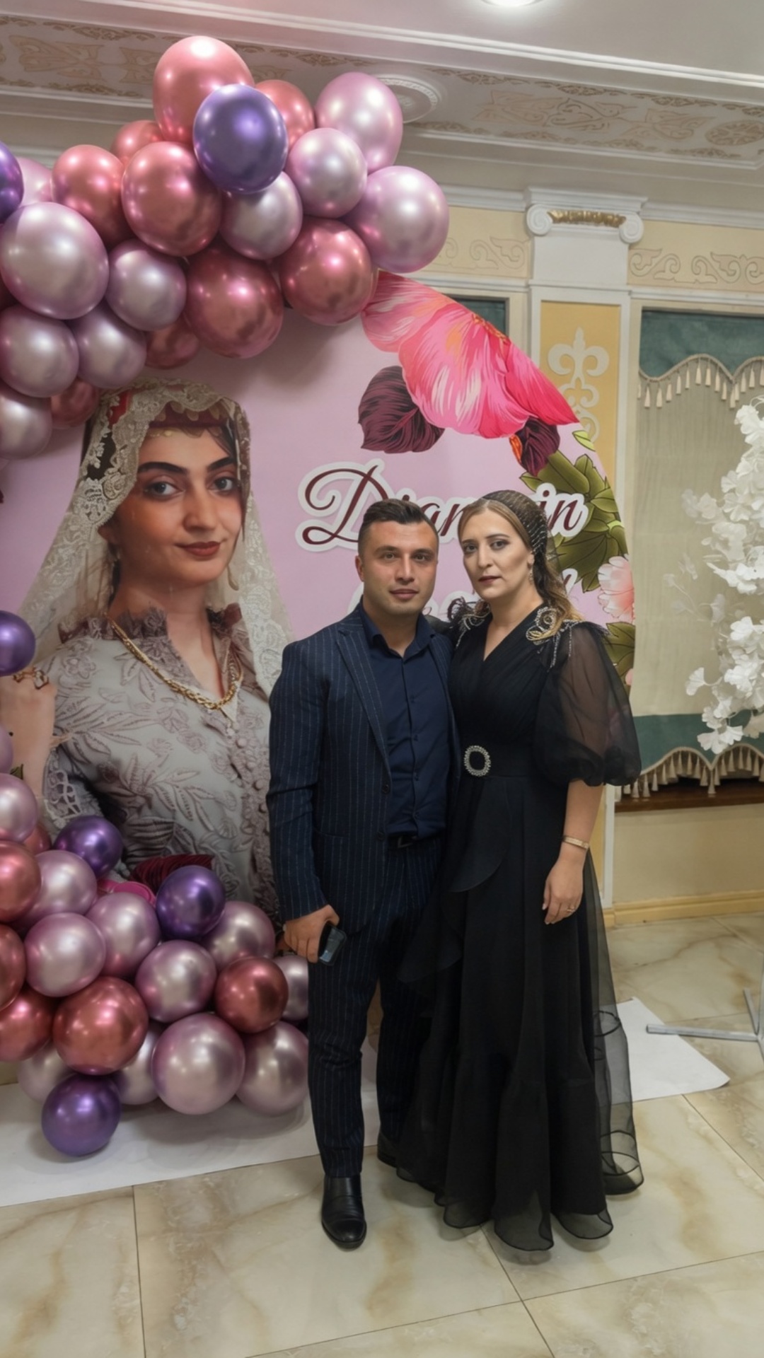 Оживи это фото: парень и девушка (брат и сестра) смотрят друг на друга с тёплым, искренним выраже...