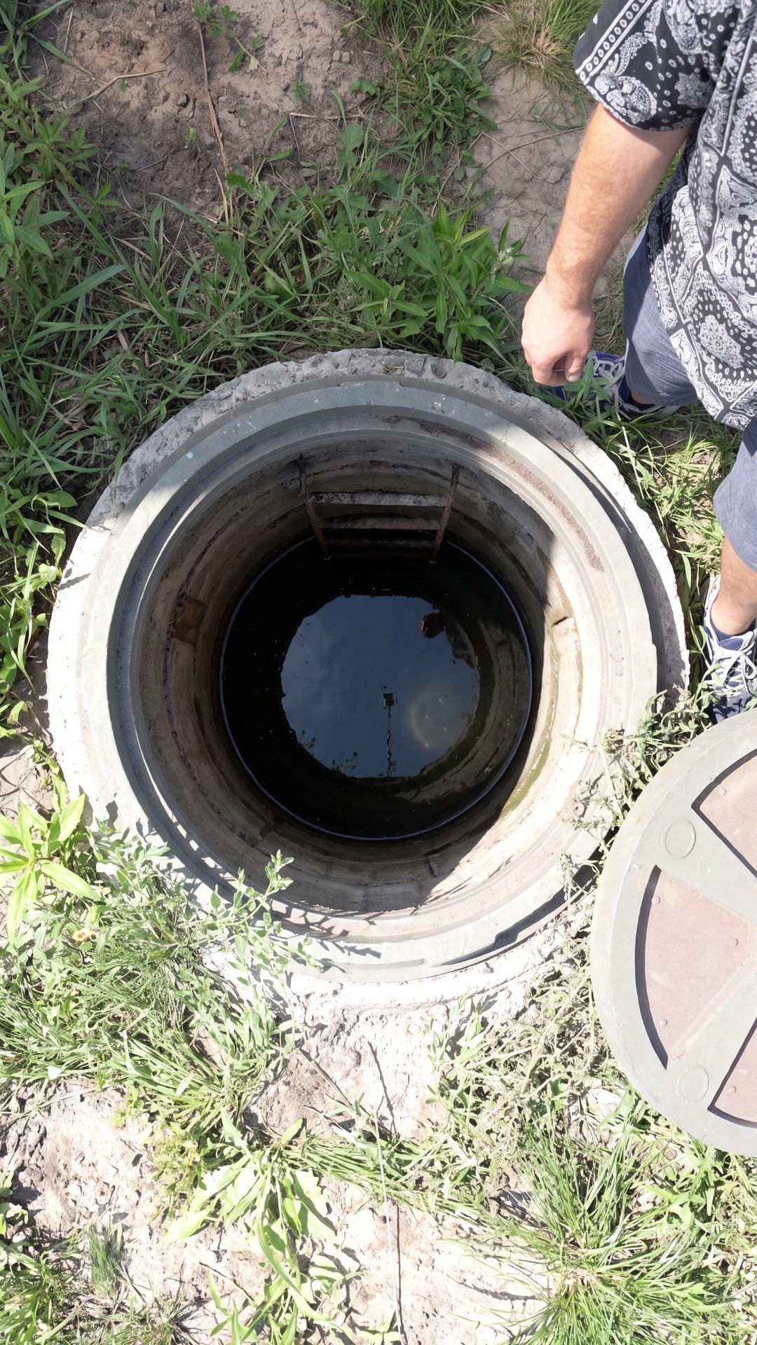 камера медленно движется к воде и она фильруется и становится чистой