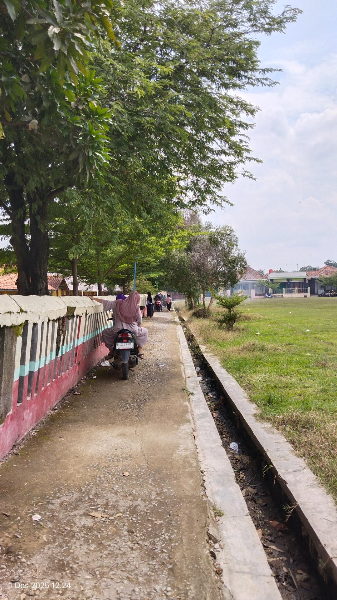 dari ujung jalan tiba-tiba muncul para pembalap MotoGP dari berbagai merk dengan kecepatan 300km/...