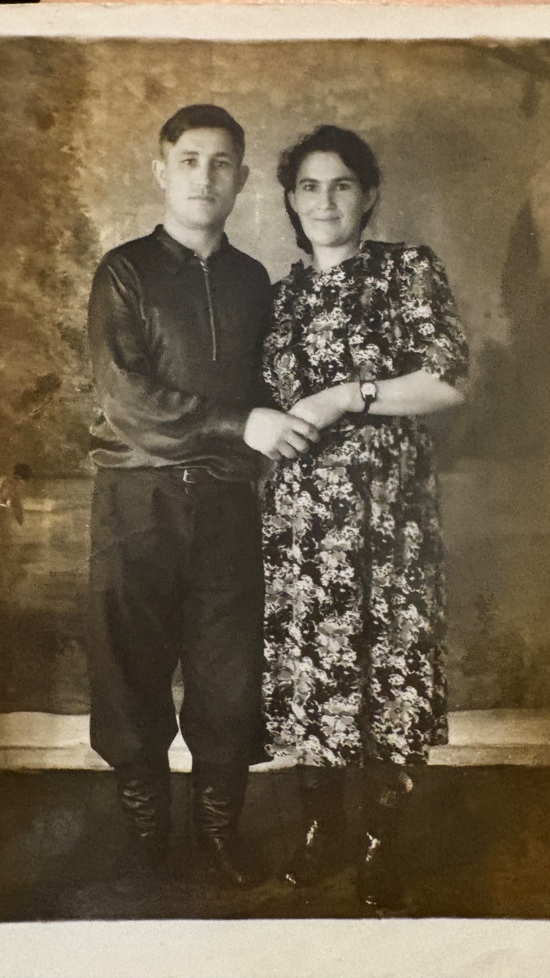 Используй загруженную фотографию как единственный референс. Сначала профессионально восстанови фо...