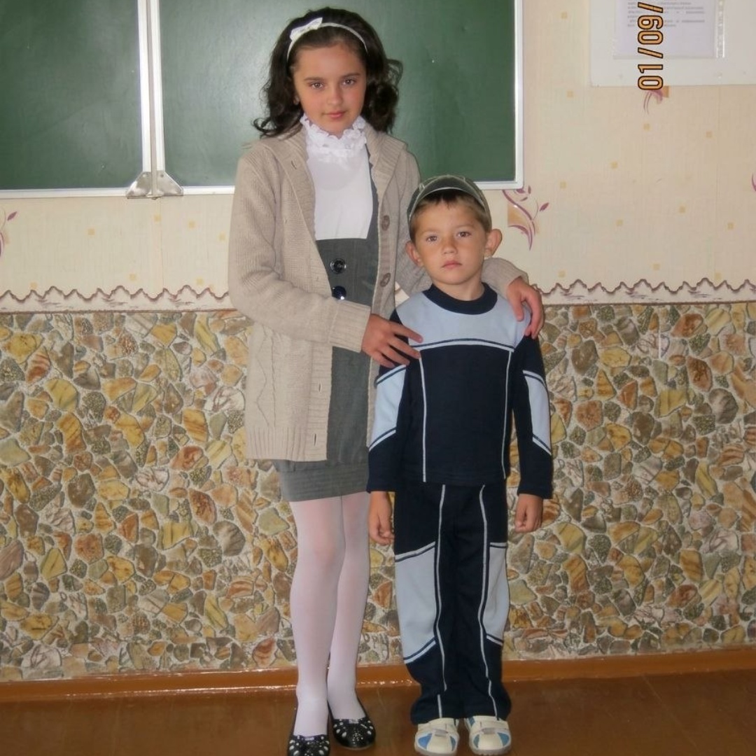 мальчик обнимает сестру