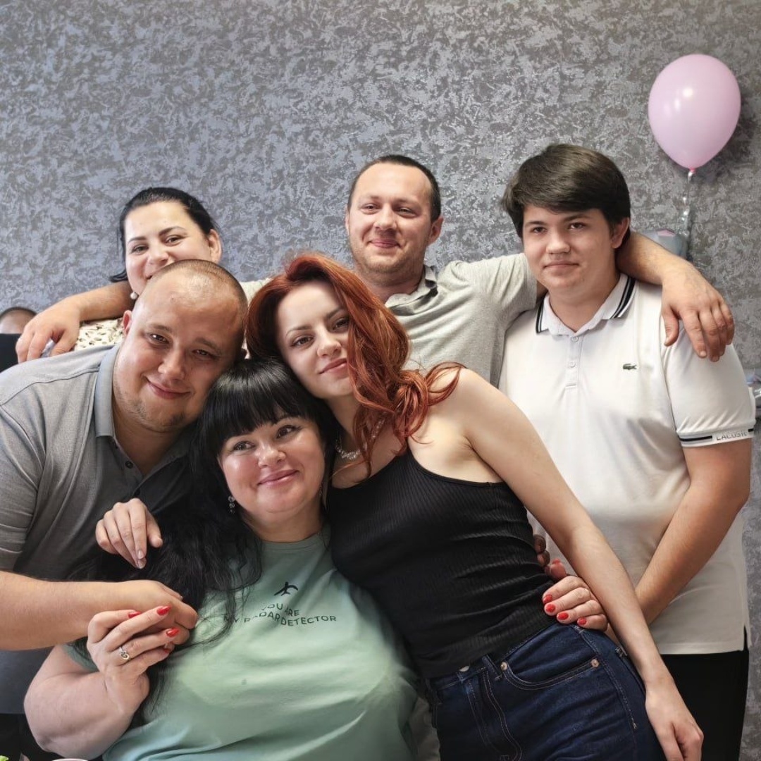 крайний парень в белой футболке поправляет волосы рыжей девушке