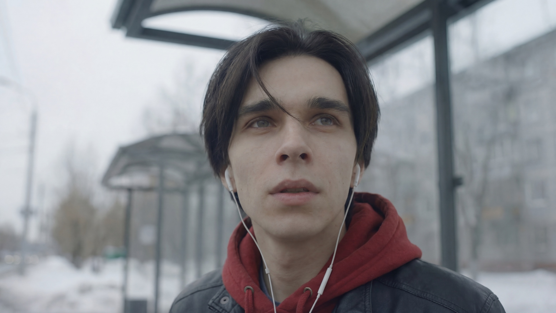 Парень не поворачивает голову, смотрит все время как на картинках. Парень с легкой улыбкой говори...