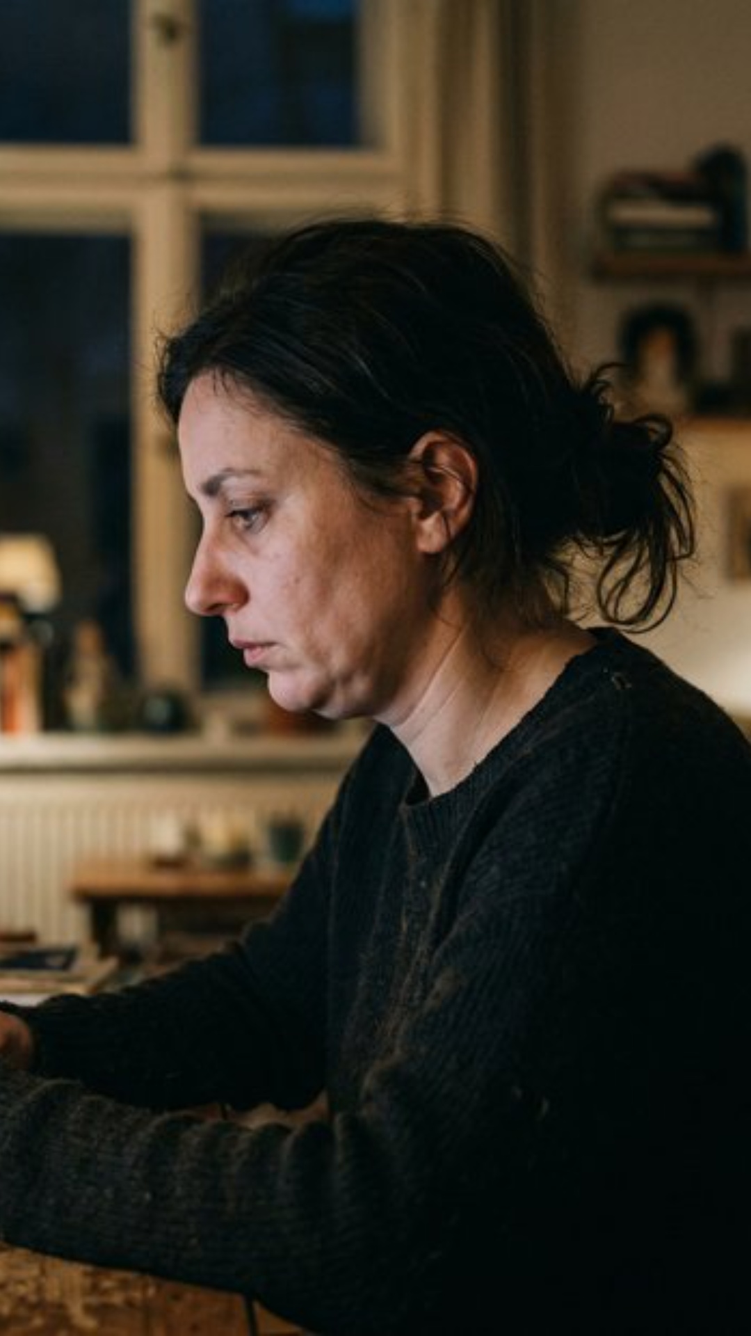 В кадре — женщина около 35 лет, акцент на второй подбородок, в глазах легкая грусть и усталость.)...