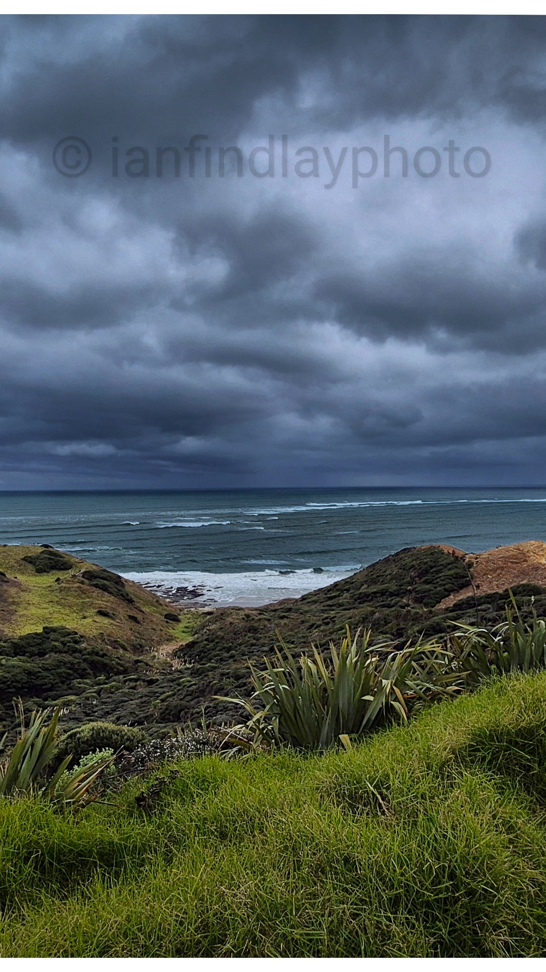 Subject: Ocean waves  
Context: Open sea with visible wave formations and distant offshore horizo...