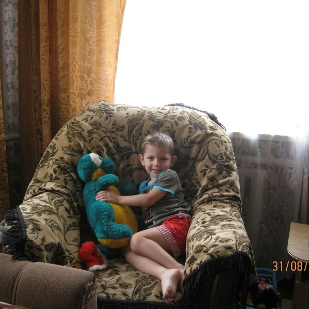 балуется с игрушкой