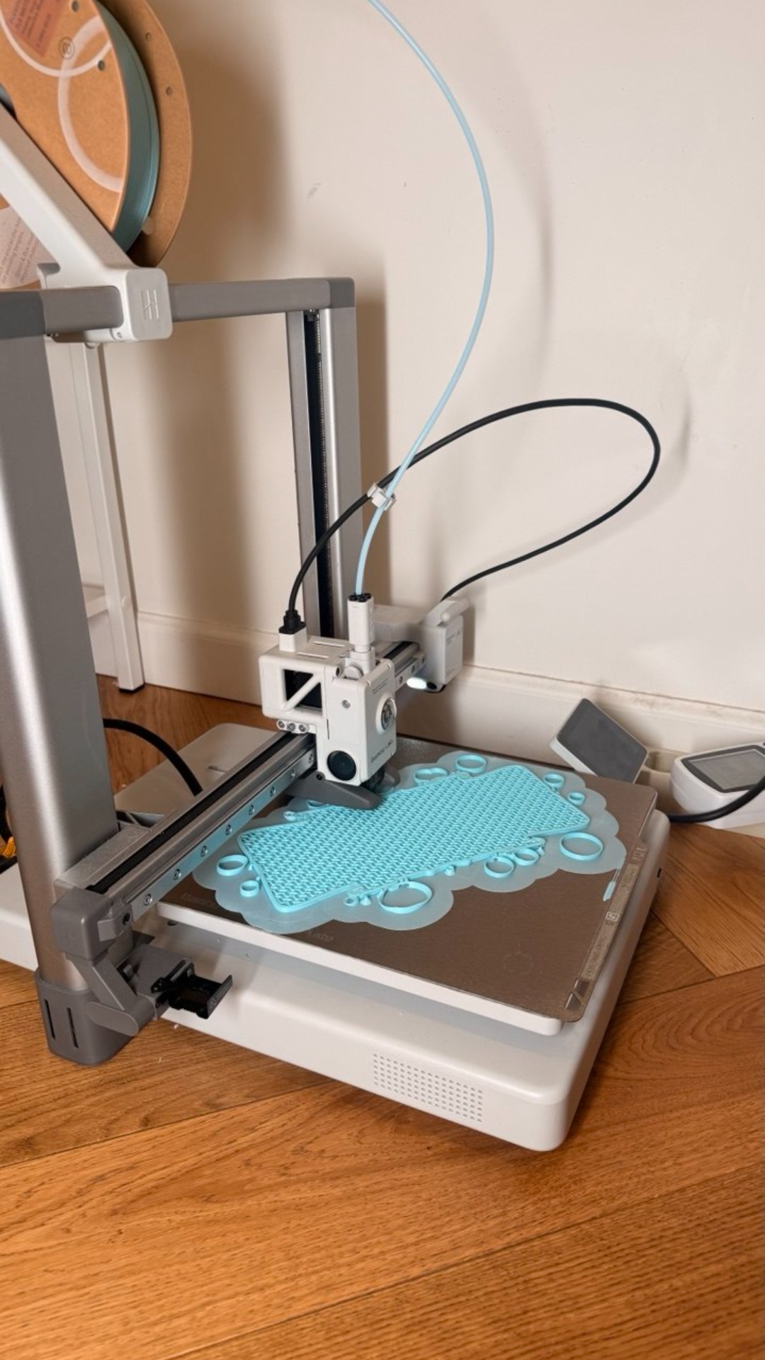 Subject: 3D Принтер и напечатанная сумка  
Context: Рабочее пространство с 3D принтером  
Actio...