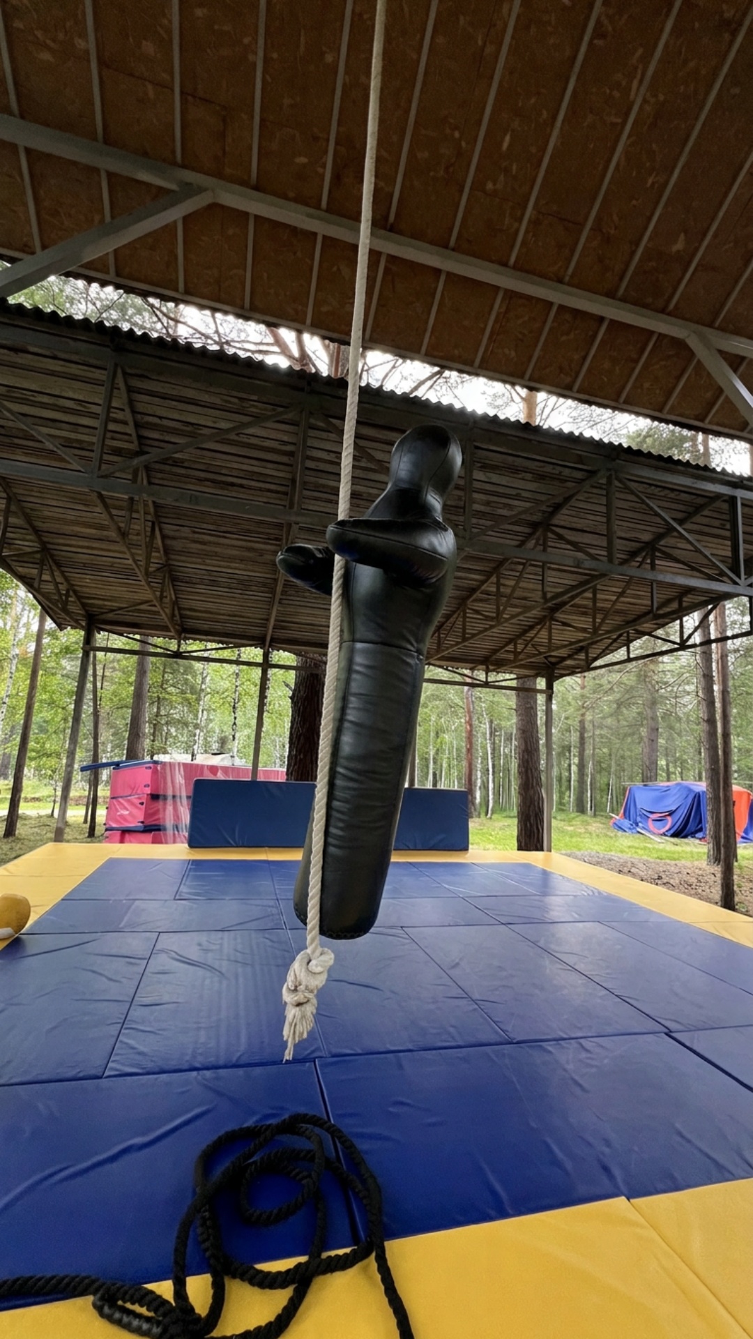 Animate the mannequin climbing up the rope in the outdoor training location.
Keep the mannequin E...