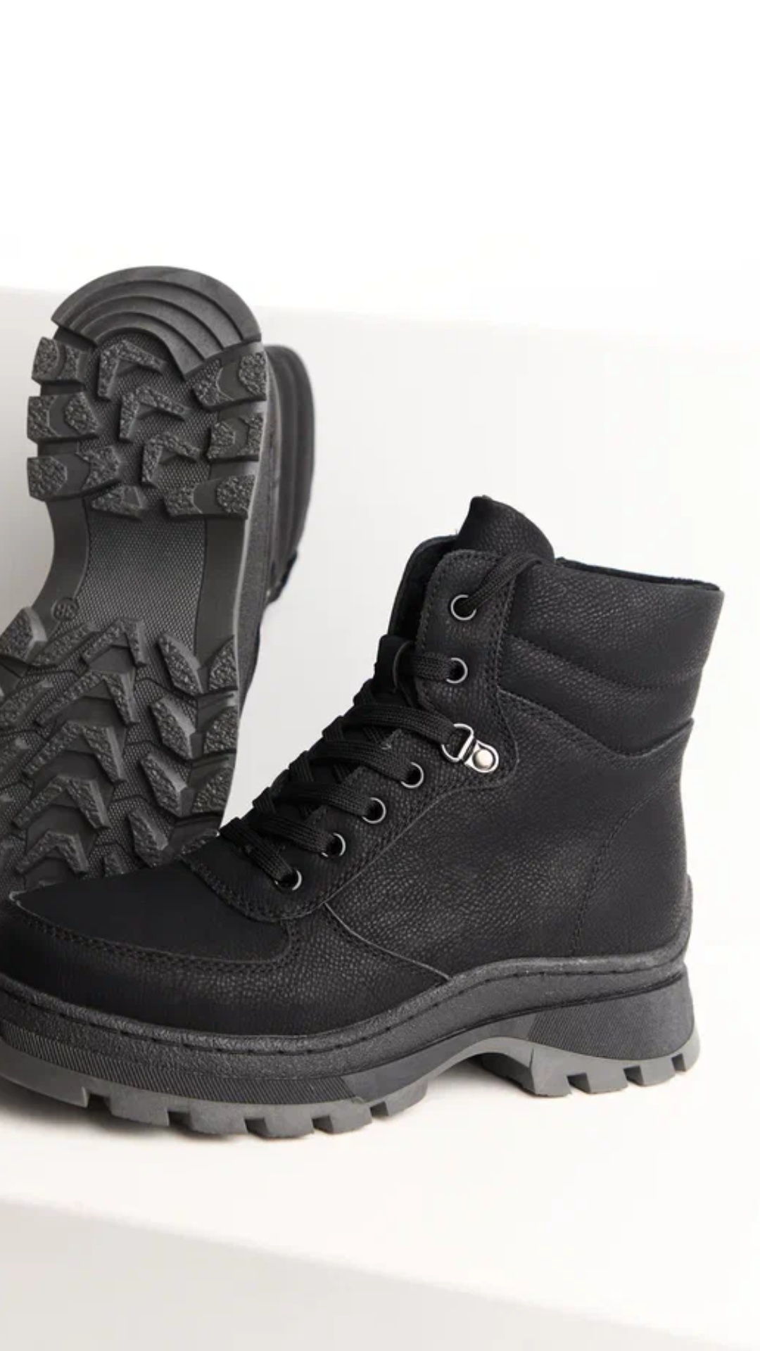 0–1.2 sec
Fully formed premium winter leather boots hover in the center of the frame.
Soft cine...