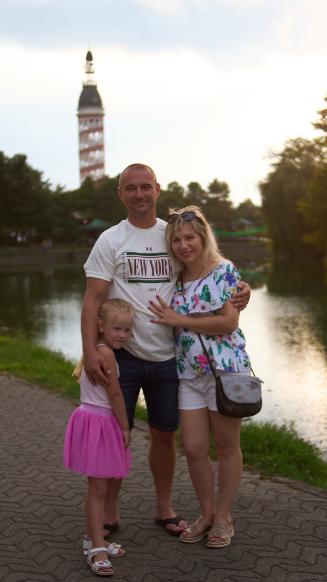 Все позируют и смотрят в камеру