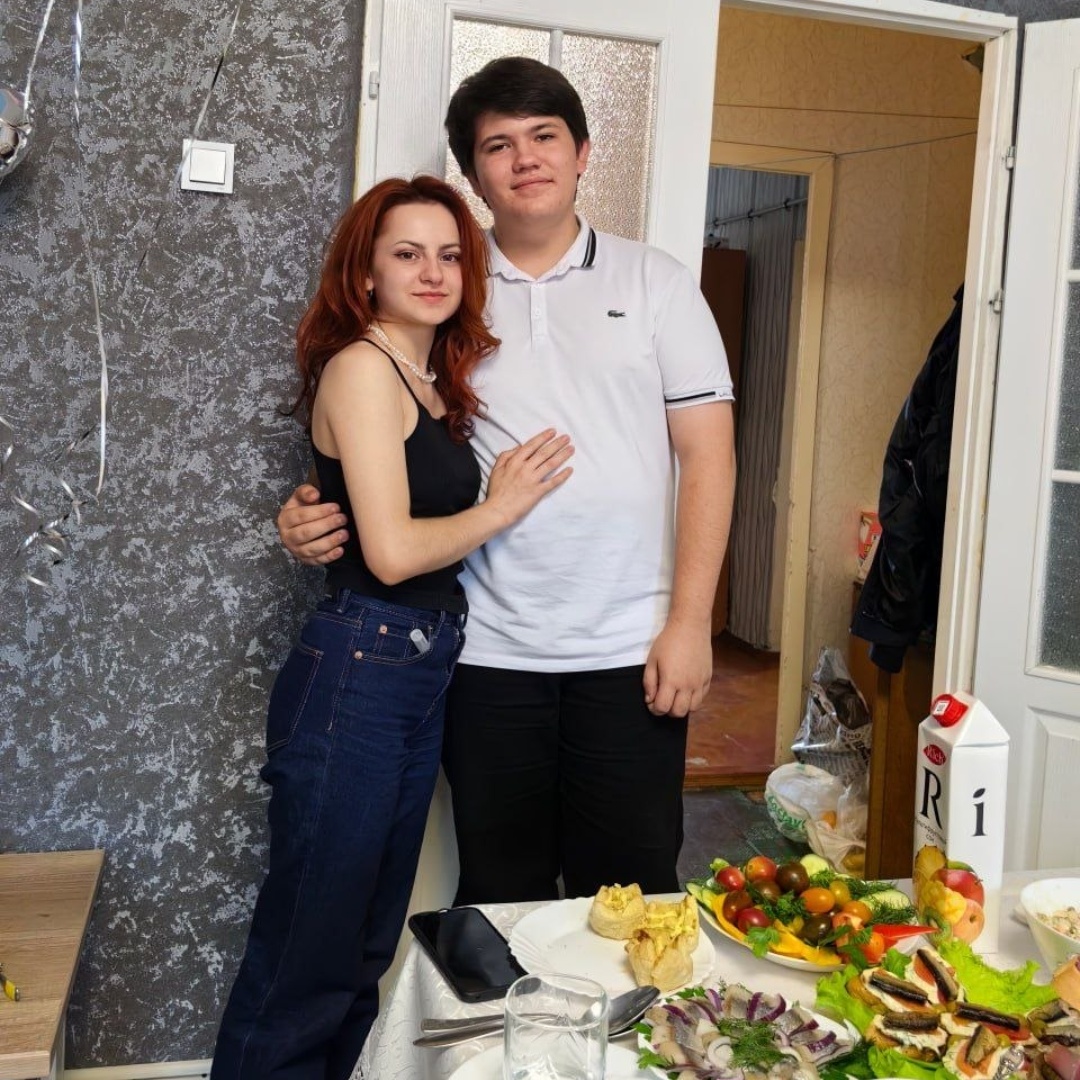 брат и сестра обнимаются