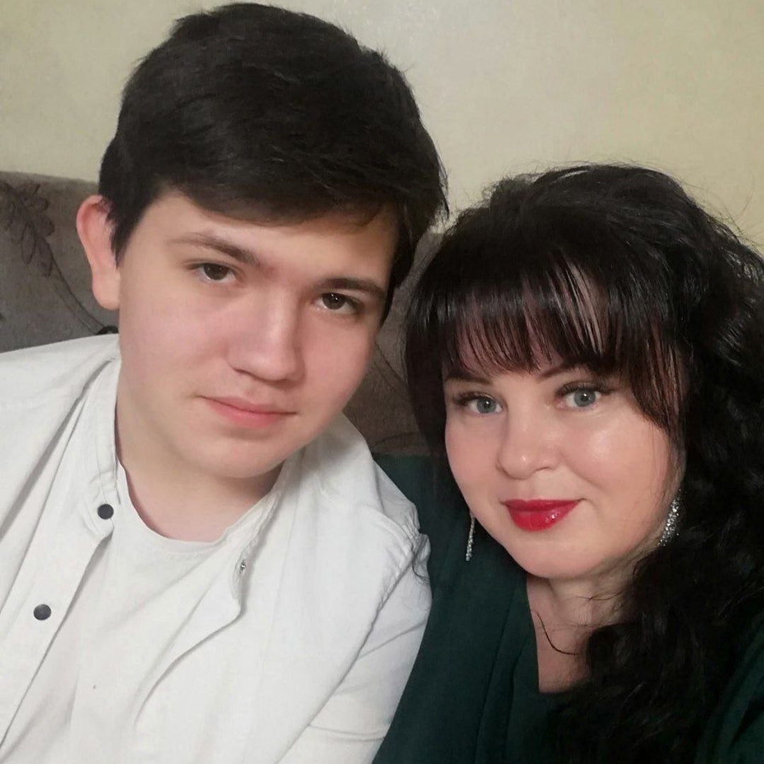 парень обнимает маму