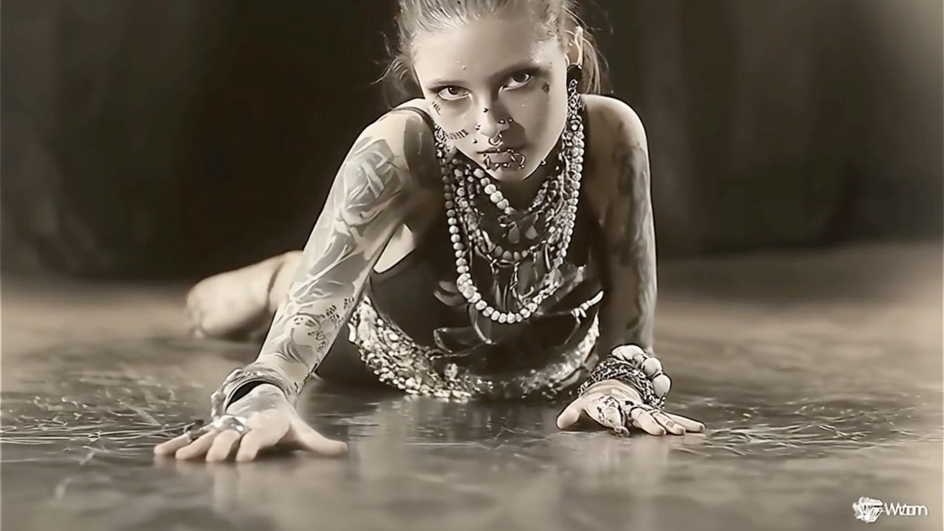 La caméra recule.  CHorégraphie sombre et macabre de la danseuse contemporaine qui se relève