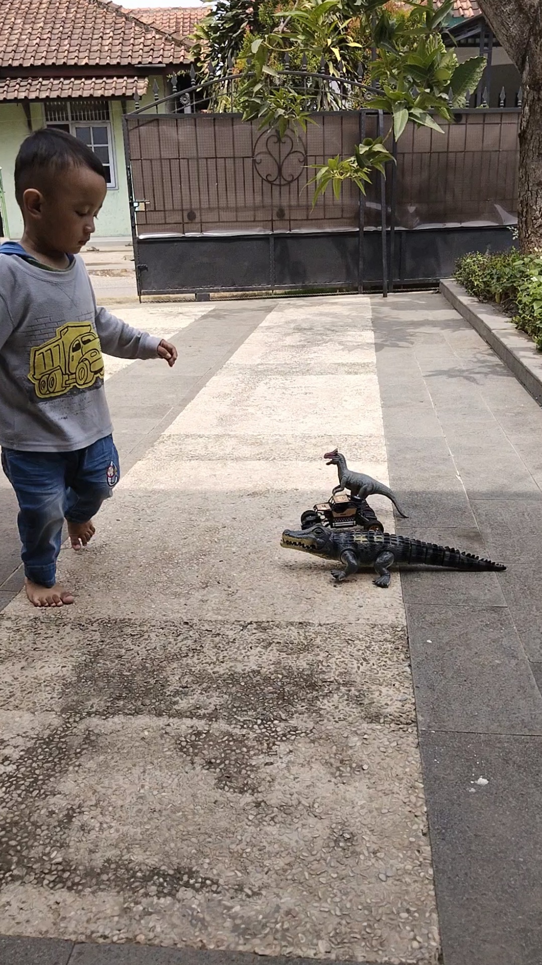Buatlah buaya dan T-rex nya menjadi besar dan hidup, lalu anak kecil itu menaiki buaya, lalu mere...