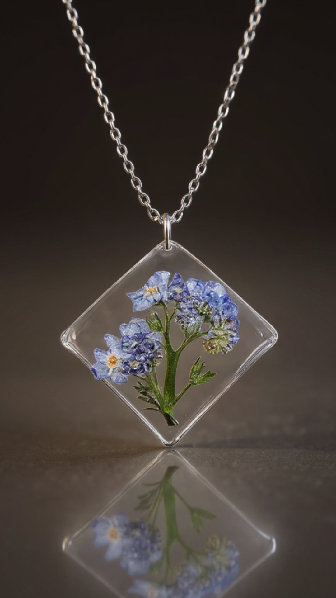 Cinematic product video of a luxury necklace. The background should look like in high-end jewelry...