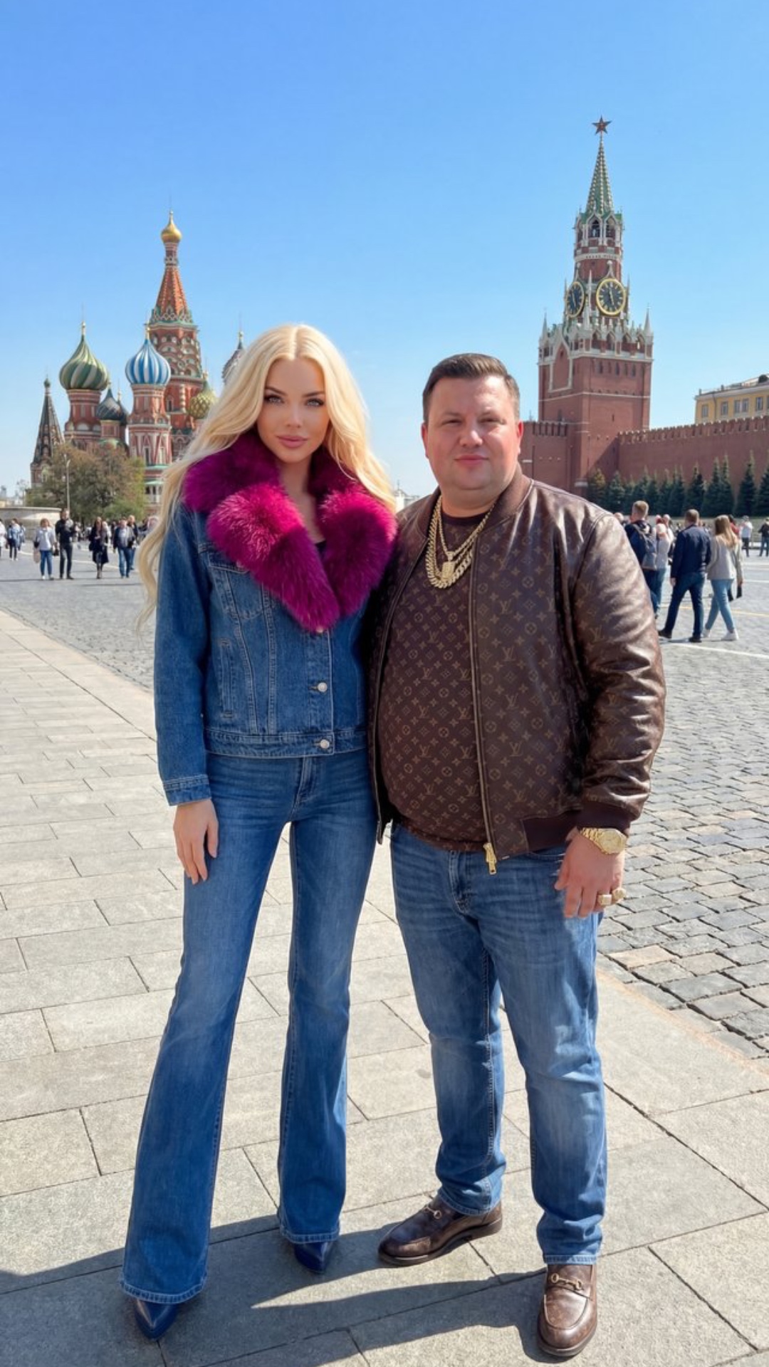 пара обнимается и целуется