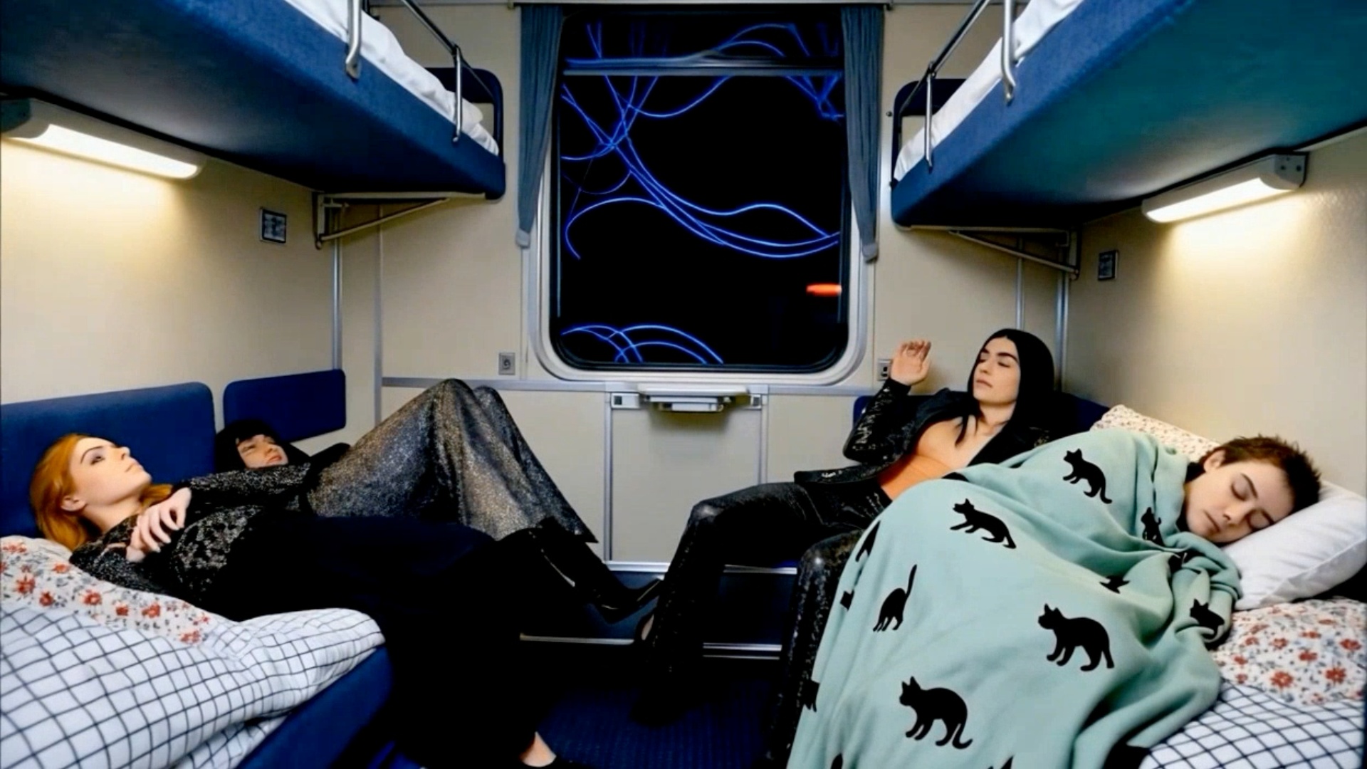 Dans la couchette du Wagon-lit, la femme sous la couette enlève la couette dans son sommeil. Elle...