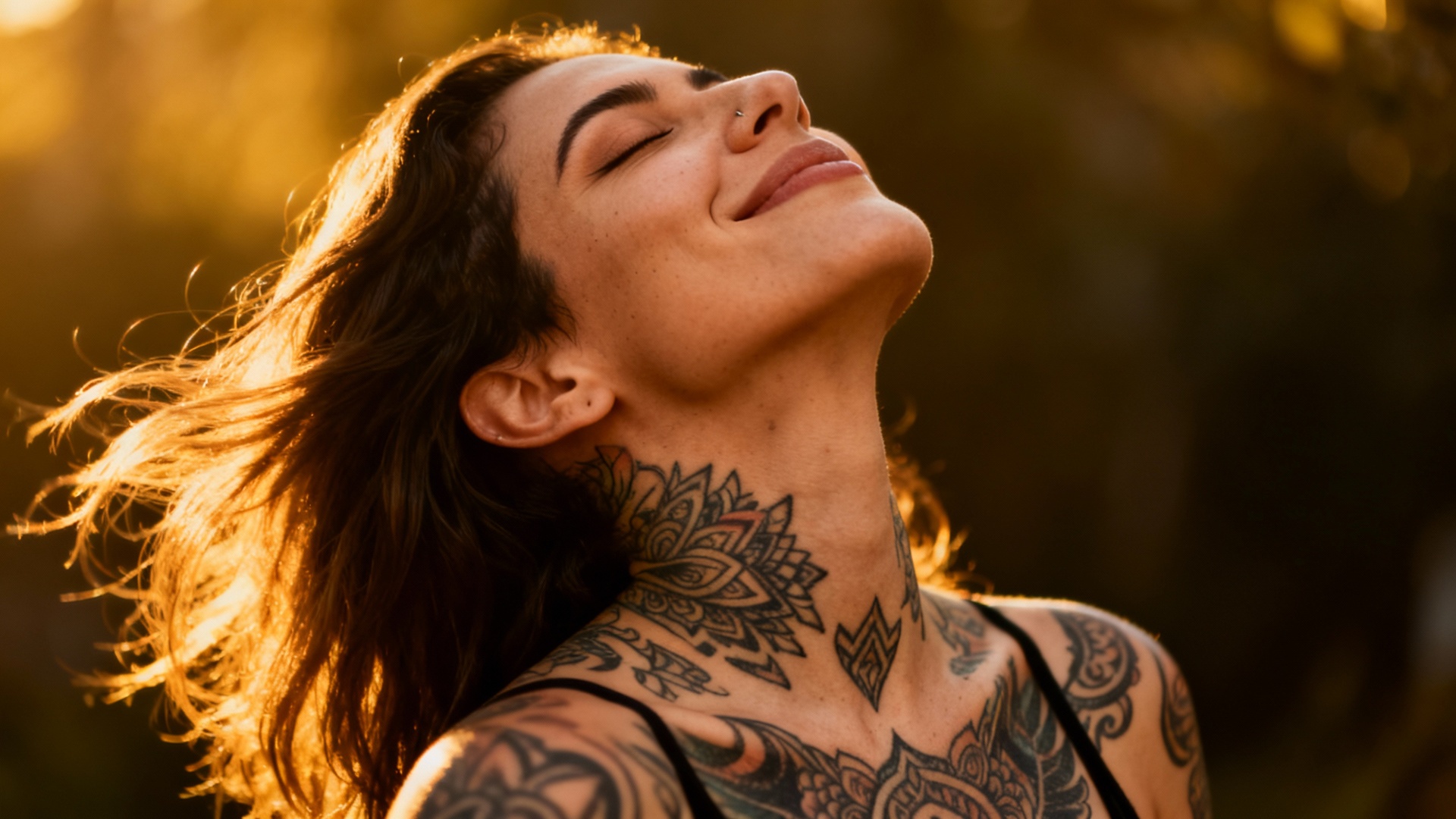 L'épectase de la beauté tatouée lesbienne se transforme en cri du python.