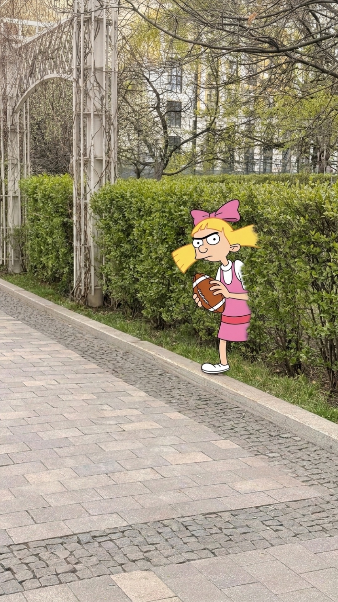 Хельга кидает мяч в другой край фотографии, камера статична