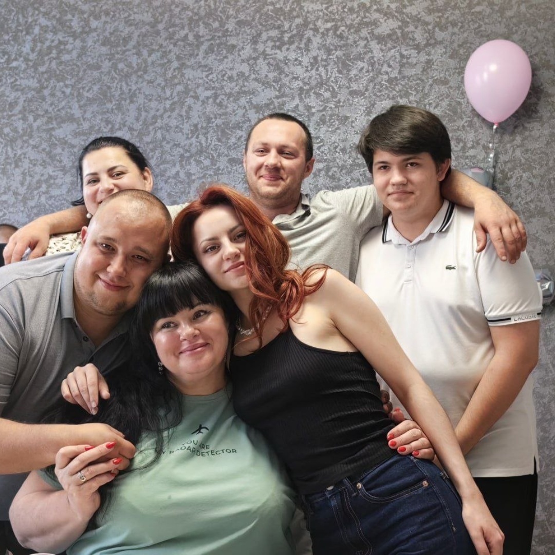 парень в белой майке портит прическу рыжей девушке