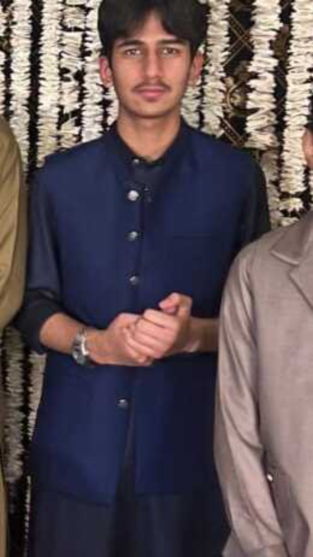 This man says in hindi MAi kisi gandi naali ka qeera ho mera kaam apny papa reyan ki khidmat krna...