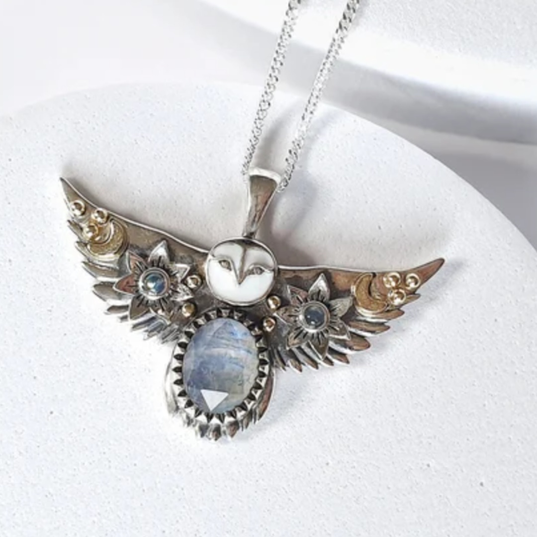 Cinematic product video of a luxury necklace. The background should look like in high-end jewelry...