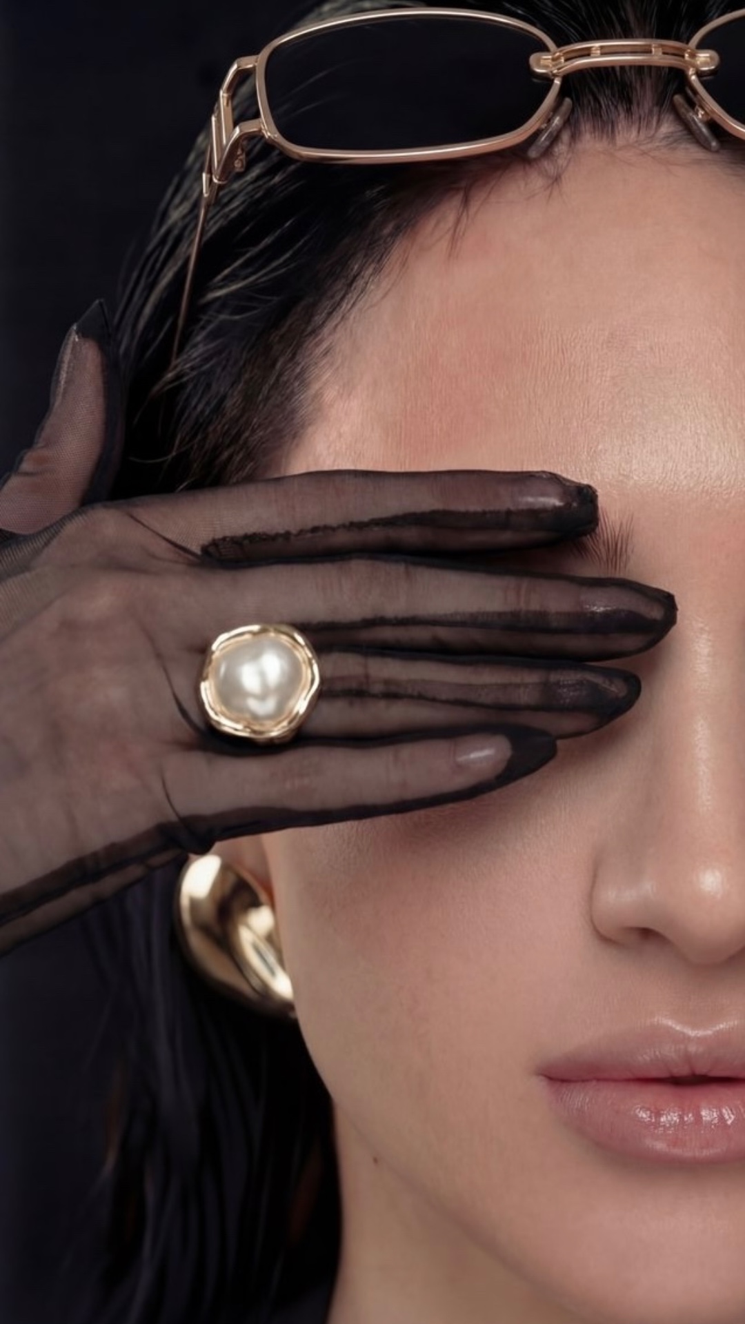 девушка убирает руку и мы видим второй кадр. девушка смотрит уверенно в камеру и моргает