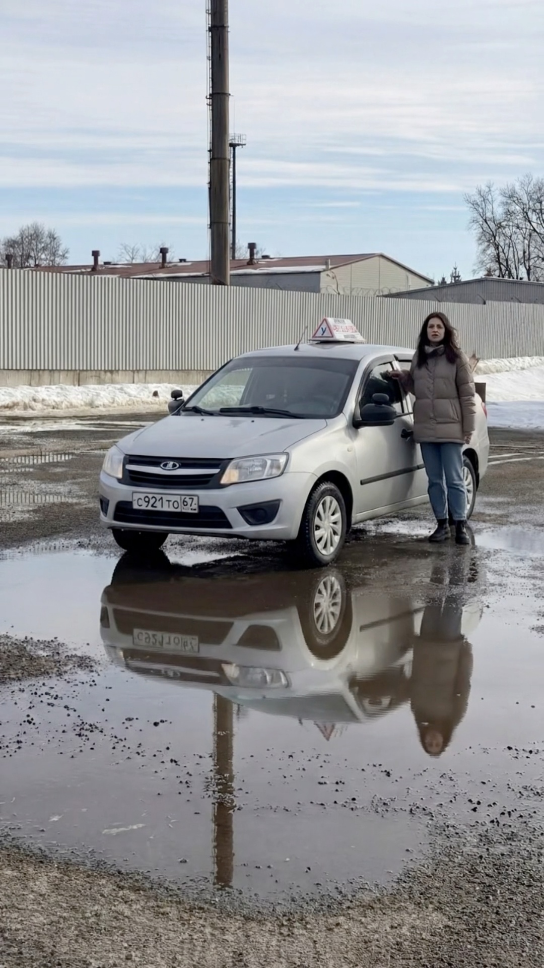 Начальный кадр:

Девушка стоит рядом с автомобилем .
В кадр резко входит мужская рука (из-за гран...