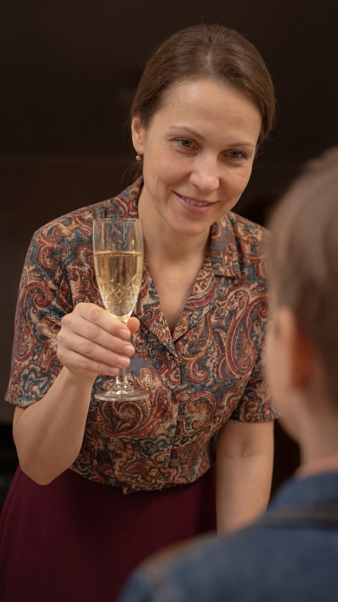 Keep all visual details unchanged. The woman speaks naturally with a pleasant female voice: “подо...