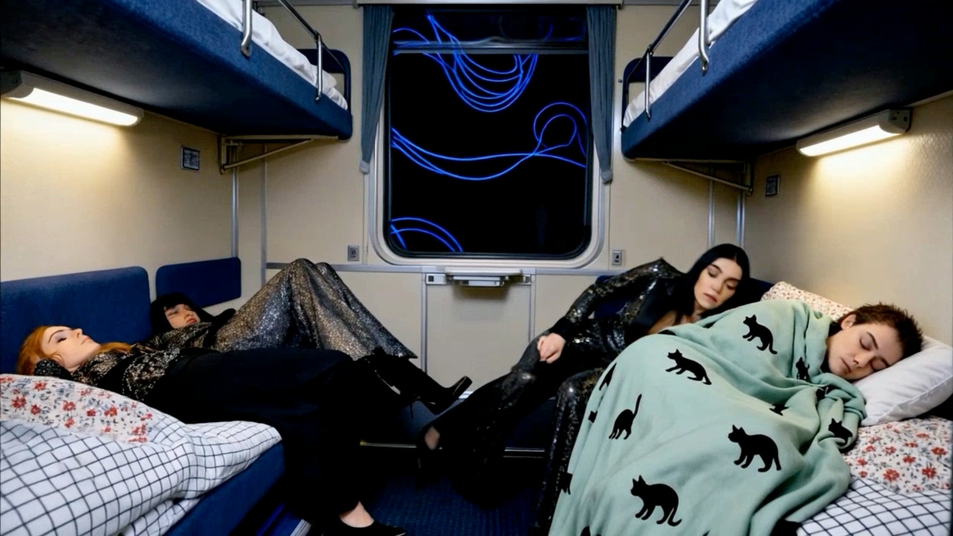 Dans la couchette du train en marche, les femmes remuent dans leur sommeil, en proie à des rêves ...