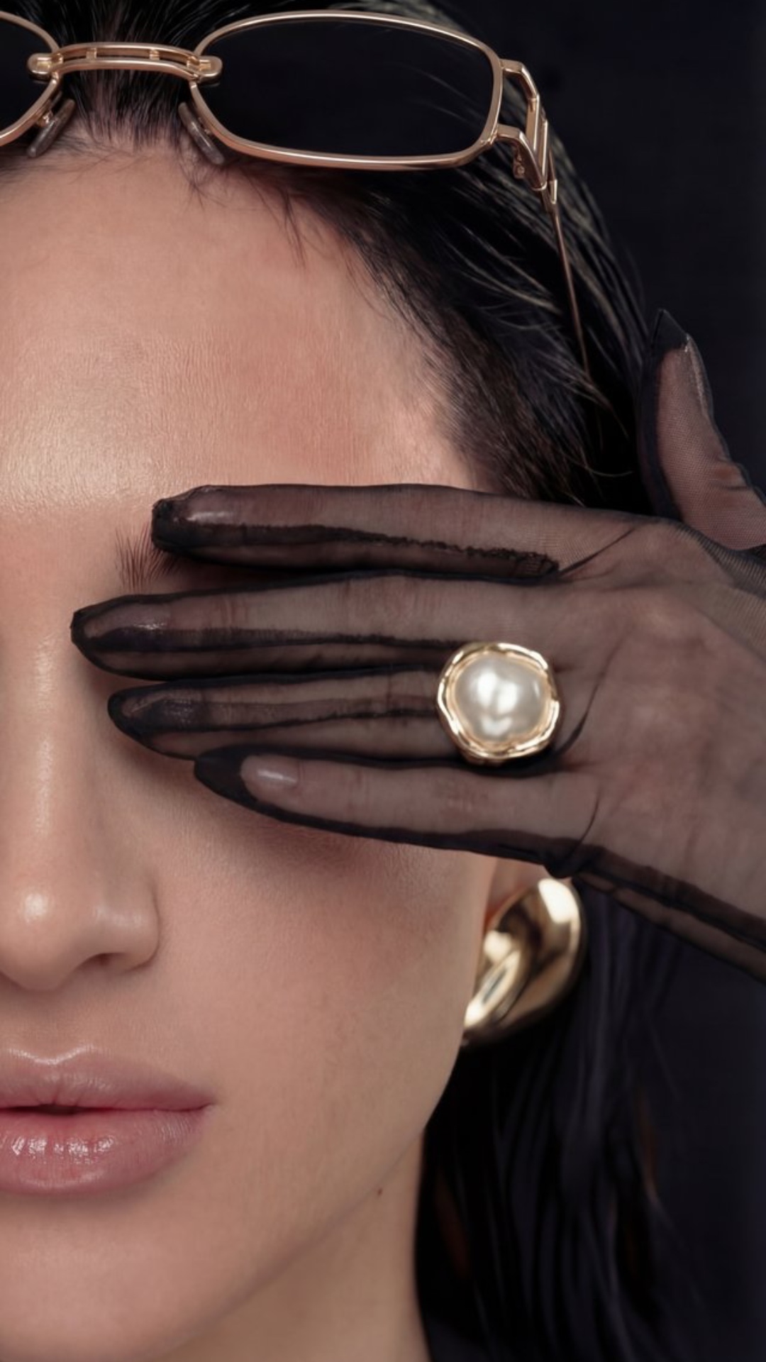 камера резко передвигается от первого кадра ко второму, напряжении всего видео у девушки 2 глаза ...